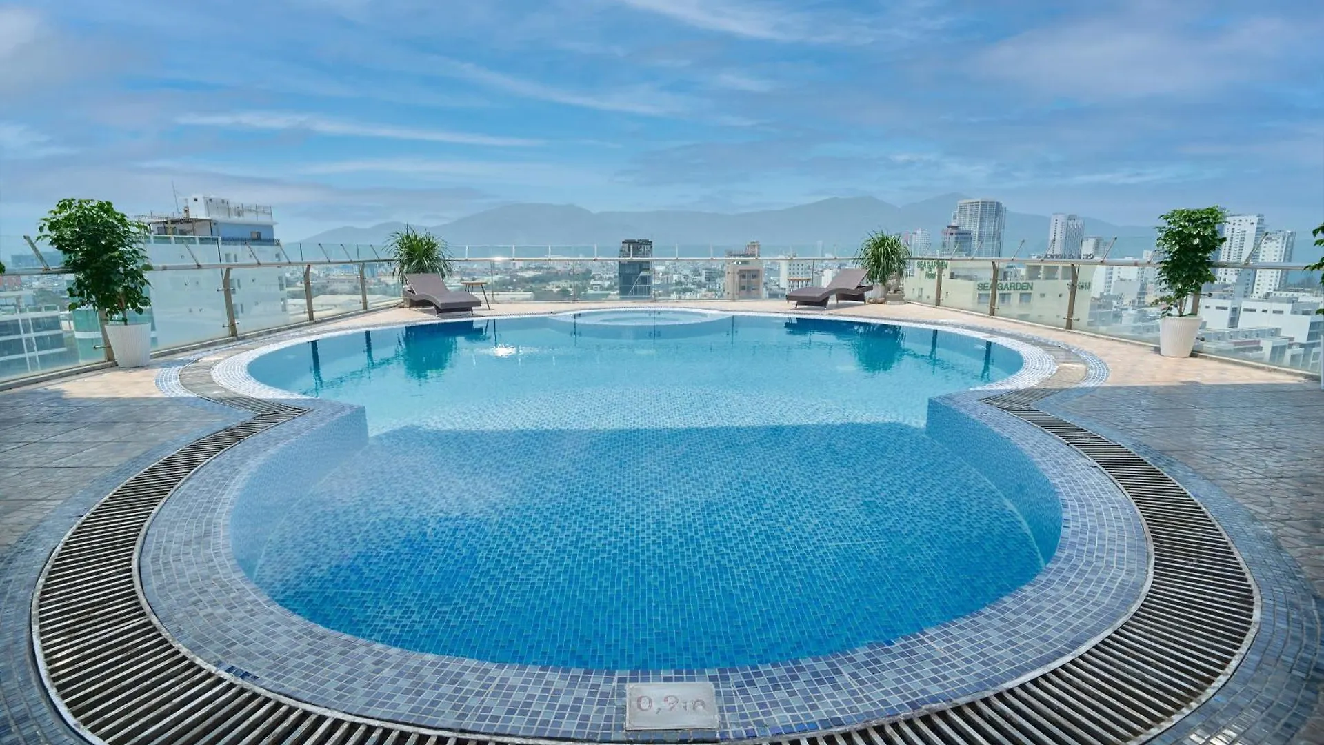 Merry Land Hotel Da Nang 4*,